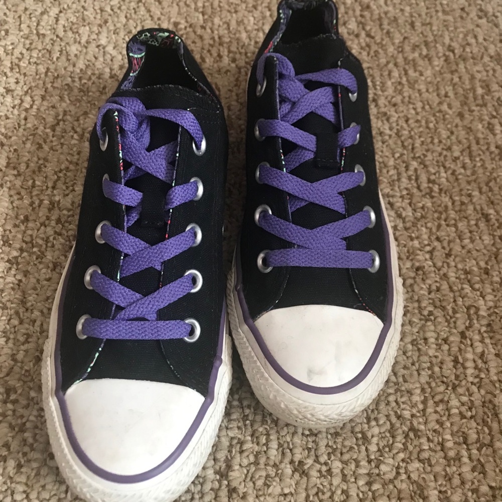 Converse All Star tennis shoes.